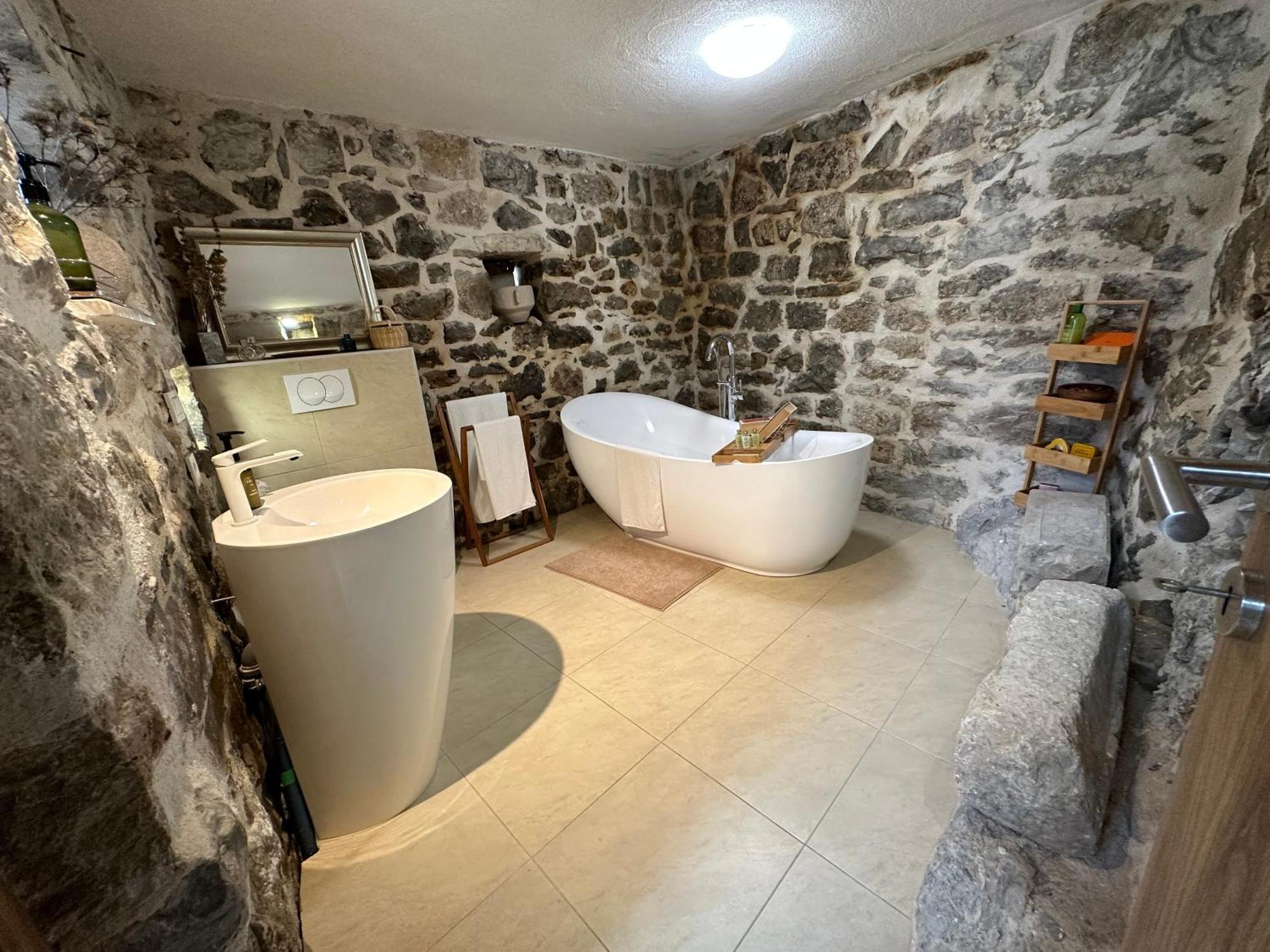 Maison Laurel - Beautiful Stone Estate With Private Pool, Near Split And Omis Gata Exterior foto