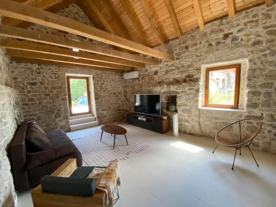 Maison Laurel - Beautiful Stone Estate With Private Pool, Near Split And Omis Gata Exterior foto